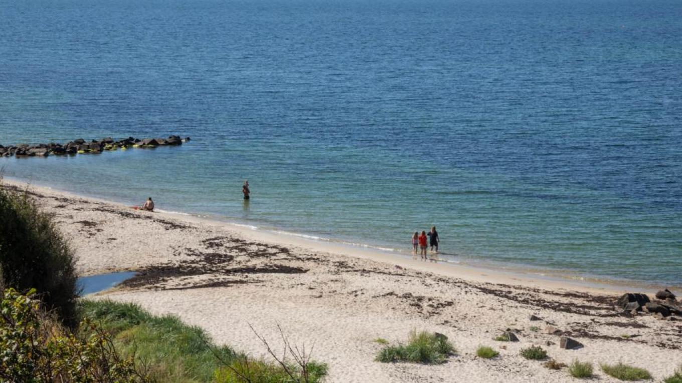 DCU-Camping Rønne Strand - Galløkken ligger lige ved denne dejlige, finkornede sandstrand. Foto: Rasmus Schønning DCU-Camping Rønne Strand - Galløkken ligger lige ved denne dejlige, finkornede sandstrand. Foto: Rasmus Schønning