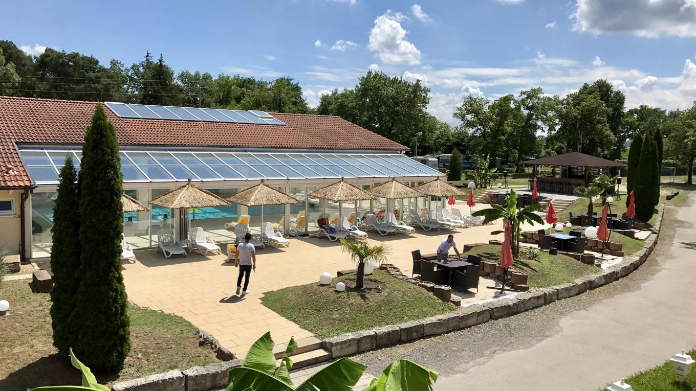 Dreilander Camping udsigt over poolen