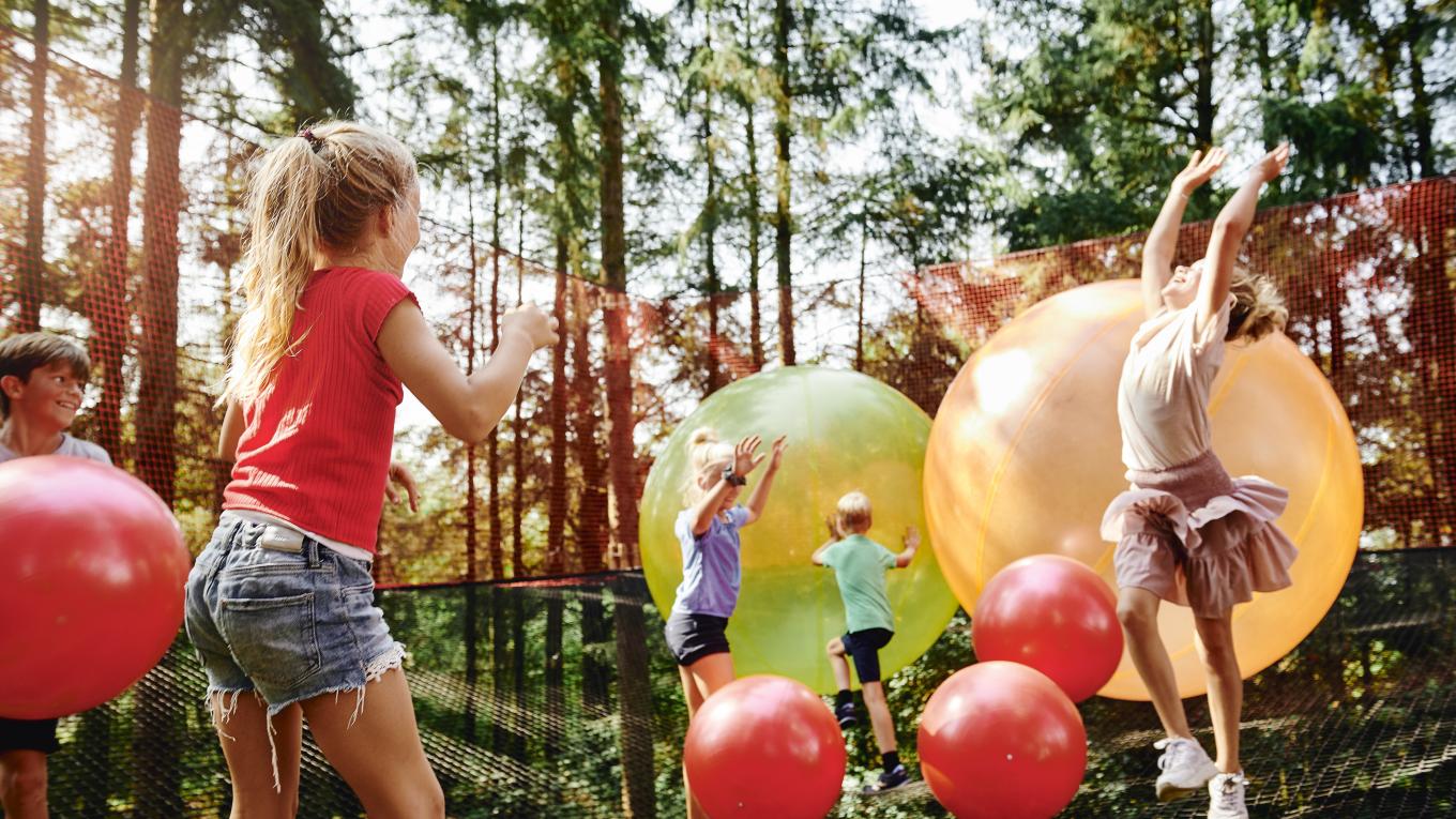 WOW Park Børn der leger med store farverige balloner