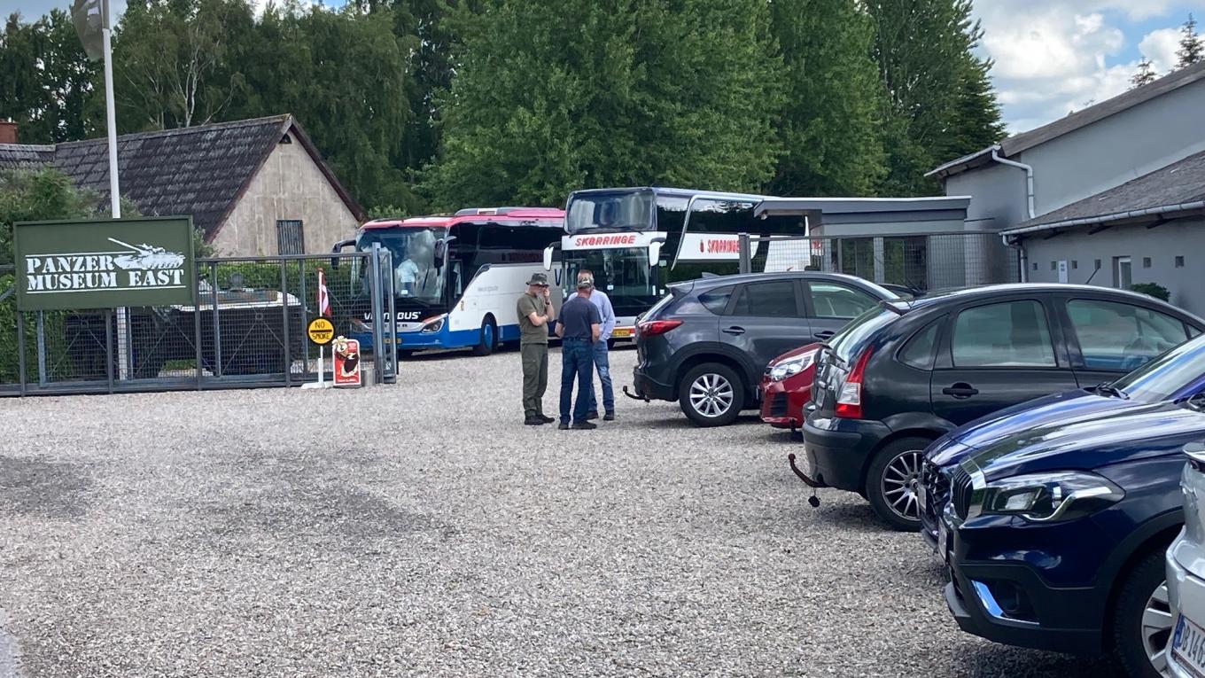 PanzerMuseum Billede af folk foran Panzermuseum skilt