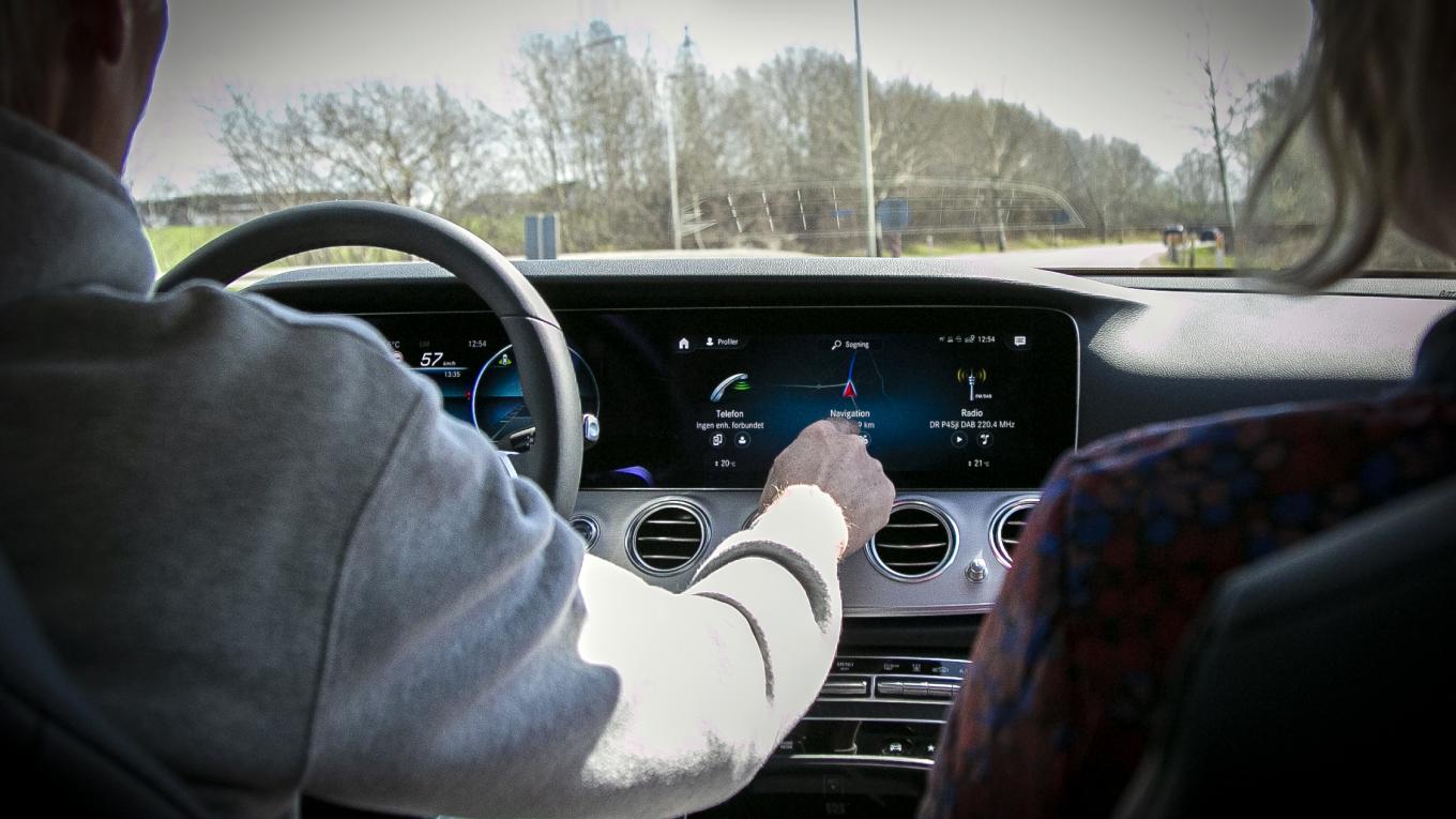 Billist bruger skærm i bilen