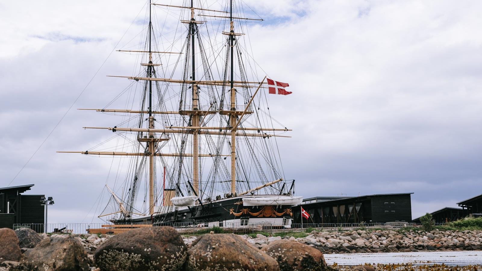 Skibet på afstand