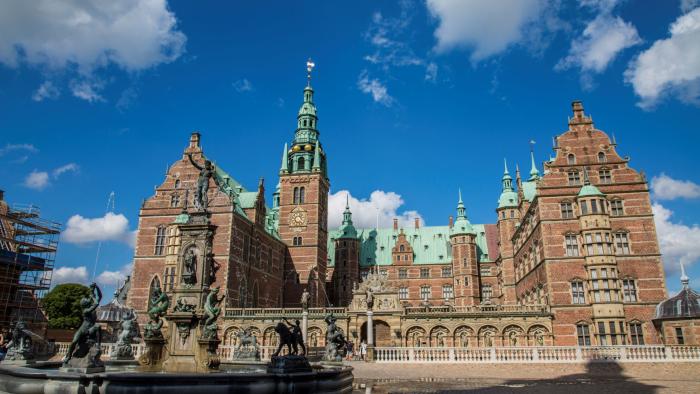 Frederiksborg i Hillerød er et must for store og små. Foto: Rasmus Schønning