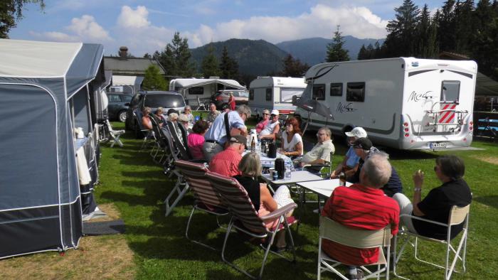 Langbord i Kössen September 2015, hygge mellem campister på tur.