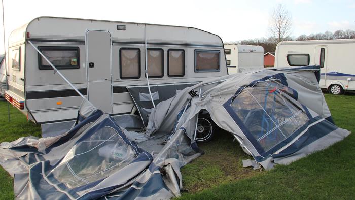 Der kan være sus i skørterne på campingpladserne, når det bliver efterår. Billedet her stammer fra DCU-Copenhagen Camp i 2015. Storm, stormsikring, orkan, blæst, ødelagt fortelt, DCU-Copenhagen Camp