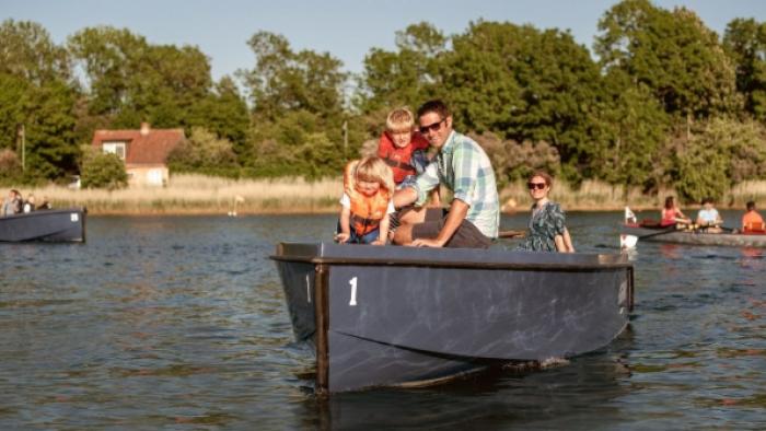 Båd med børnefamilie