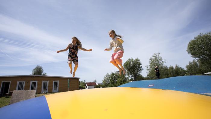 Piger der hopper på hoppepude