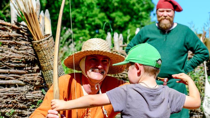 Dreng med bue og pil