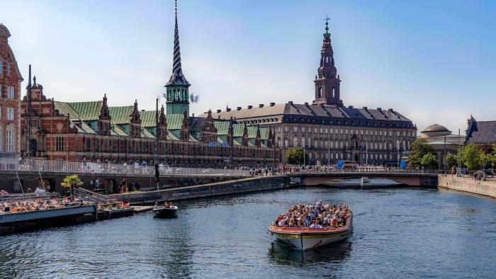 Kanalrundfart foran Børsen i København