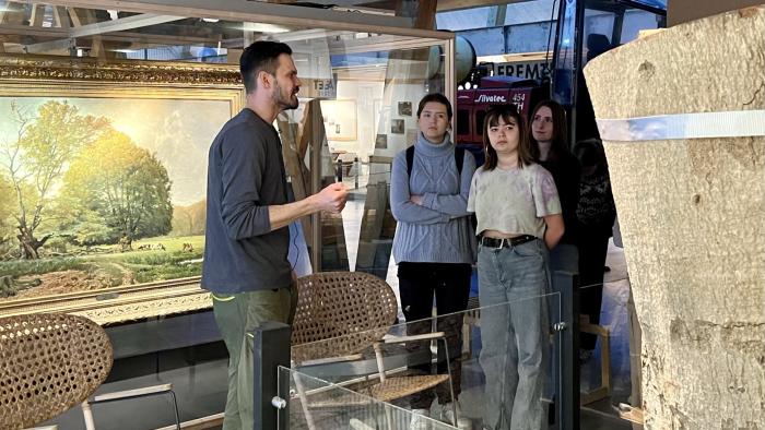 Billede af person som fortæller om udstilling