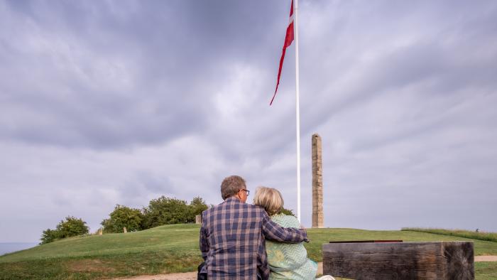 Billede af par der sidder foran Dannebrog