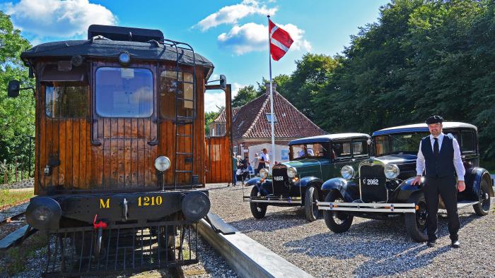 Billede af veterantog og veteranbiler