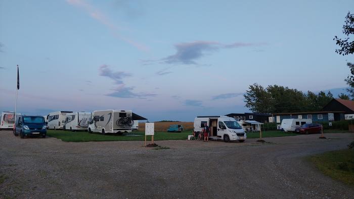 Vores plads med både autocampere og campingvogne.