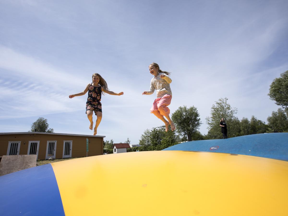Piger der hopper på hoppepude
