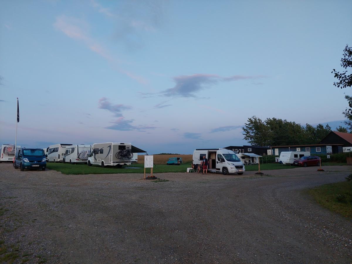 Vores plads med både autocampere og campingvogne.