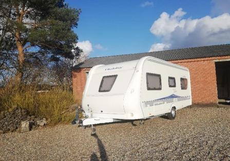 Hobby Prestige 560 UFE set forfra i venstre side Hobby Prestige 560 UFE i forårssolen
