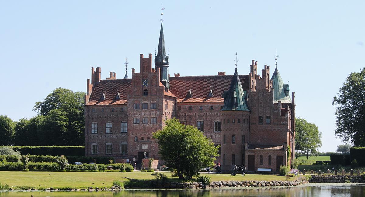 Besøg Egeskov Slot syd for Ringe. Sydfyn, Egeskov Slot, renæssanceslot, vandborge, museum
