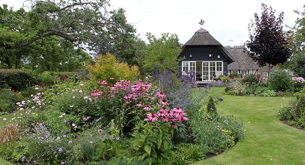 Have i engelsk cottagestil i Grønnegade. Sydfyn, Fyn, Grønnegade, have i engelsk cottagestil