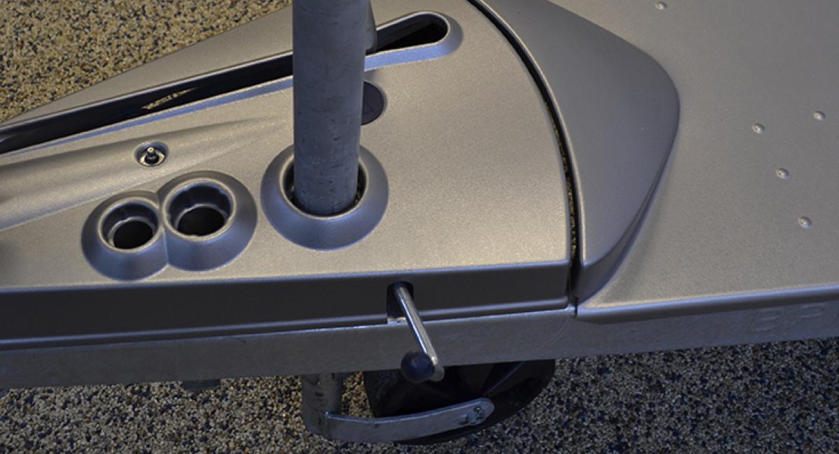 På nyere vogne er næsen pakket pænt ind, men lige under plastik- eller aluminiumspladen er teknikken nøjagtig den samme som på ældre vogne, og hjulet skal have samme opmærksomhed og pleje. Nu skal du bare ned på knæ for at gøre det! Næsehjul, campingudstyr, campinggrej