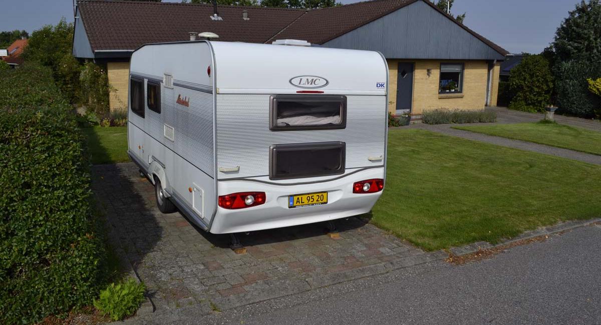 Sæsonafslutning, nedpakning af campingvogn, pak vognen væk, campingvogn ved hus