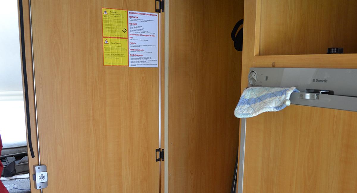 Sæsonafslutning, nedpakning af campingvogn, pak vognen væk, døre og låger åbne, køleskab på klem