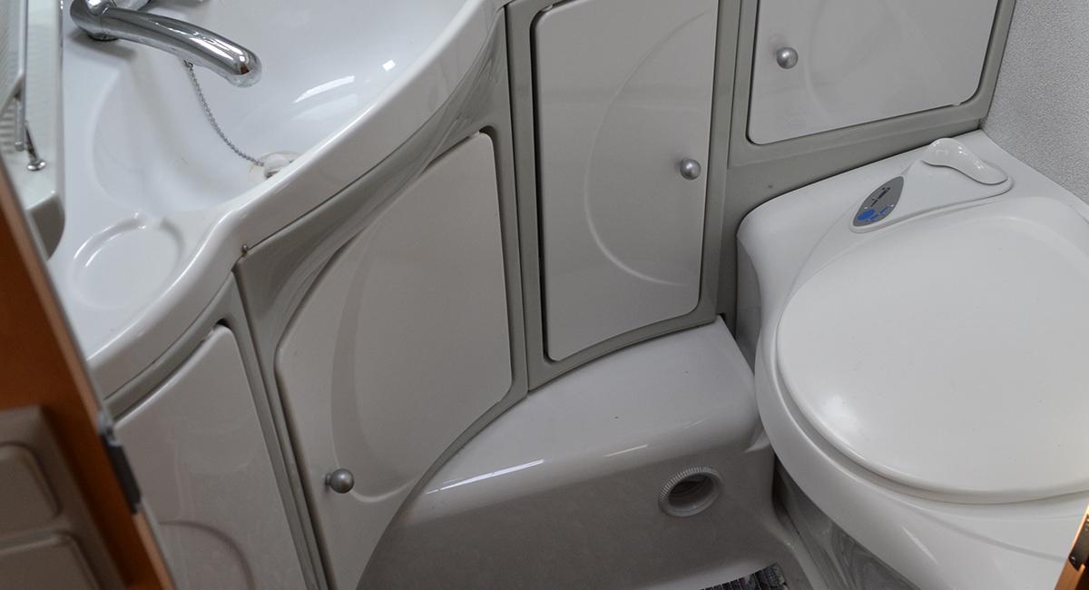 Sæsonafslutning, nedpakning af campingvogn, pak vognen væk, toilet, vandhane, badeværelse, tømmes for vand