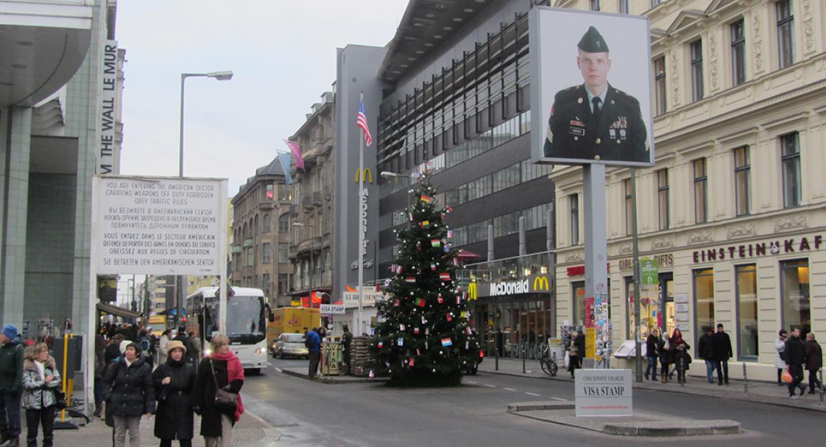 Checkpoint Charlie er den mest berømte af de tidligere grænseovergange mellem Øst- og Vestberlin. Checkpoint Charlie, Berlin