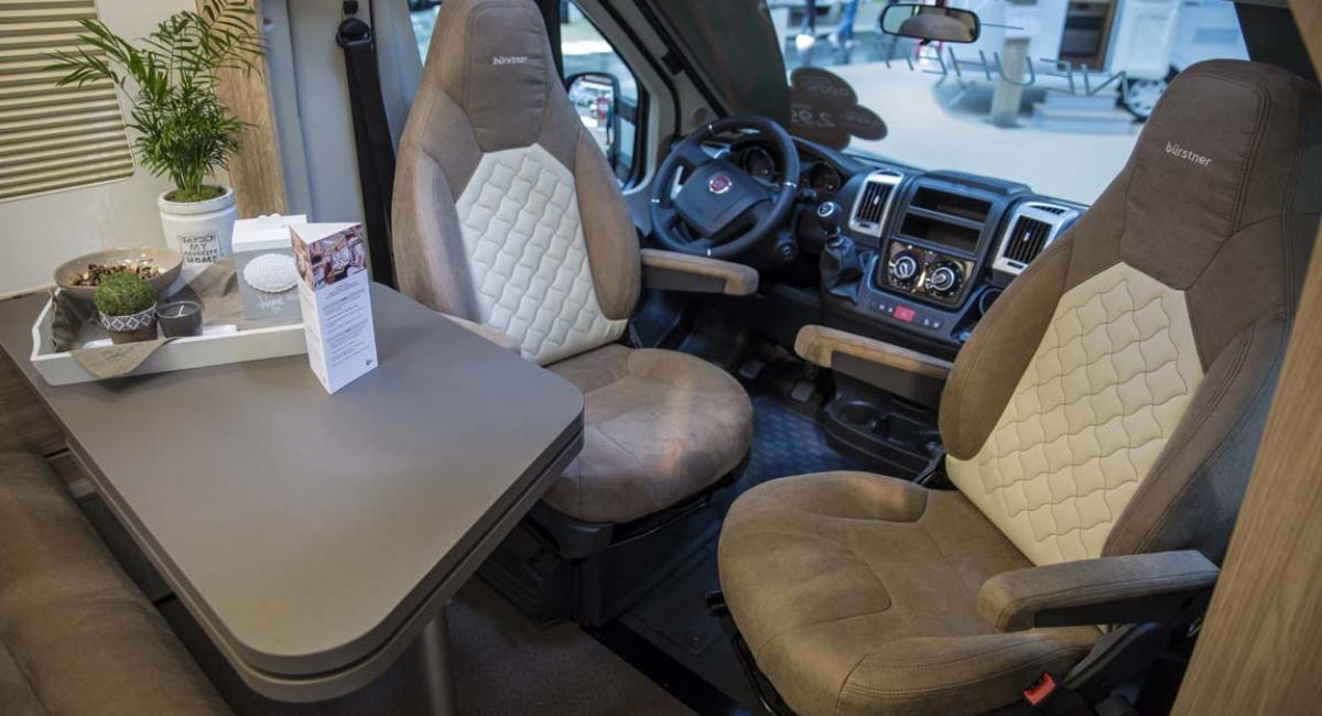 Førerhusets stole kan naturligvis vendes, så de får front mod siddegruppen. Bürstner Ixeo T 690 G autocamper, førersæder