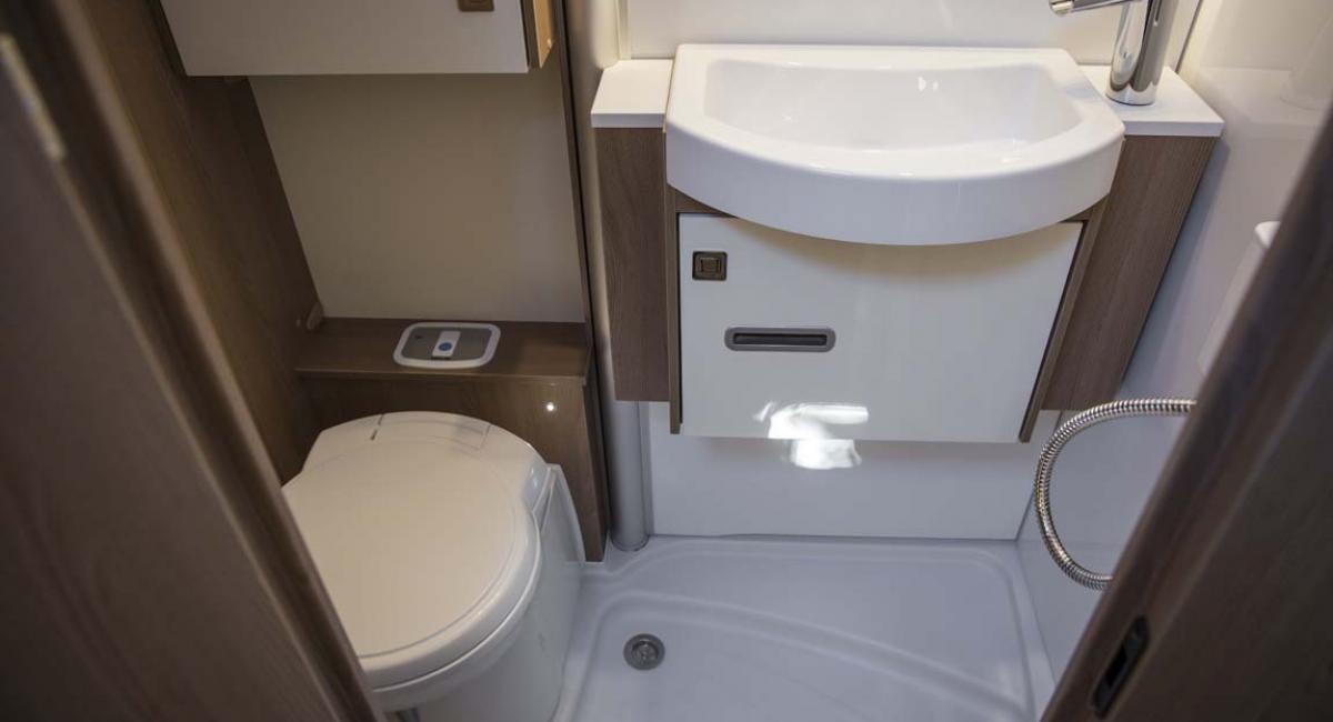 Sådan ser badeværelset ud, når brusekabinen ikke er i brug. Bürstner Harmony Life Lyseo TD 690 G, autocamper, autocampertest, test, badeværelse, toilet