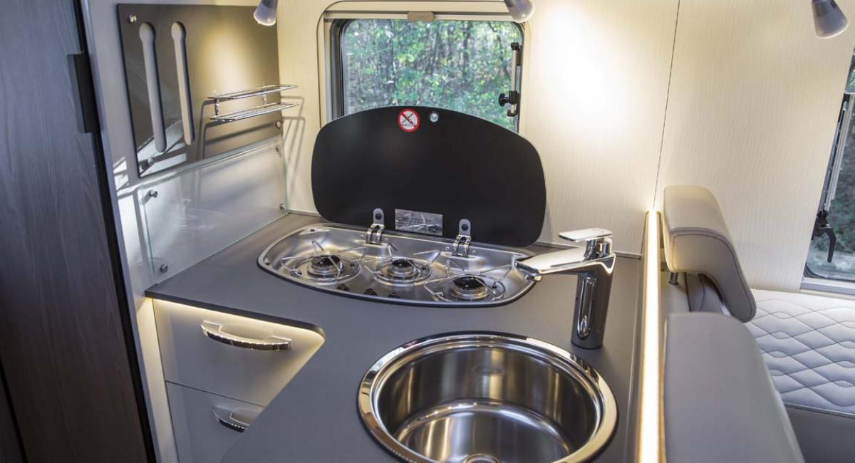 Køkkenet er ikke autocamperens trumfkort. Dertil er pladsen på køkkenbordet for begrænset. Bürstner Harmony Life Lyseo TD 690 G, autocamper, autocampertest, test, køkken