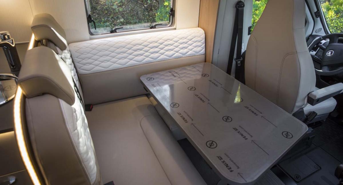 Siddegruppen er L-formet, så der også er en siddeplads langs siden. Bürstner Harmony Life Lyseo TD 690 G, autocamper, autocampertest, test, siddegruppe