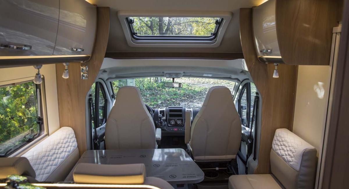 Et kig ned gennem autocamperen set fra vognens bagende. Bürstner Harmony Life Lyseo TD 690 G, autocamper, autocampertest, test, interiør