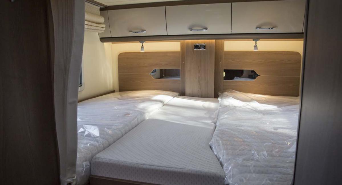 Det er let at omdanne de to enkeltsenge til en dobbeltseng. Bürstner Harmony Life Lyseo TD 690 G, autocamper, autocampertest, test, seng