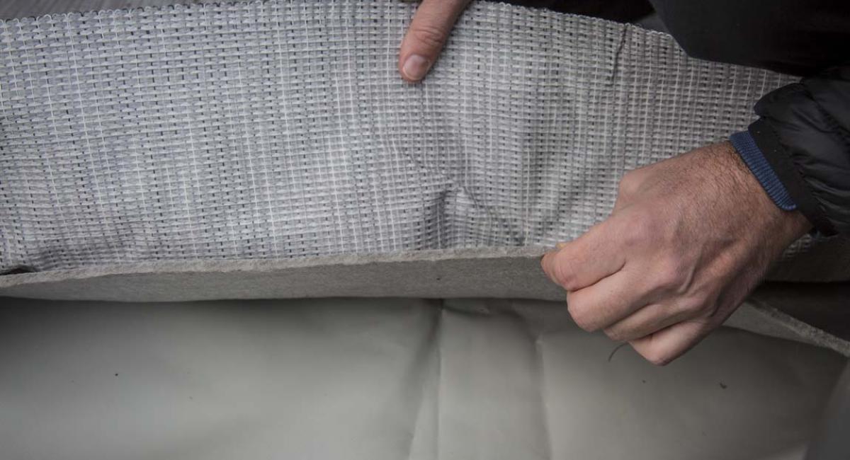 Over teltets PVC-bund ligger et ComfortCarpet, og øverst ligger det kraftige tæppe, der både isolerer og samtidig er blødt at gå på. Camp-let uden for sæsonen, teltvogne, camping i ydersæsonen, ComfortCarpet