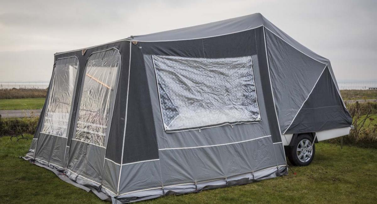 Teltet står flot i første parket på Rosenvold Strand Camping, der ligger mellem Vejle og Juelsminde. Camp-let uden for sæsonen, teltvogne, camping i ydersæsonen