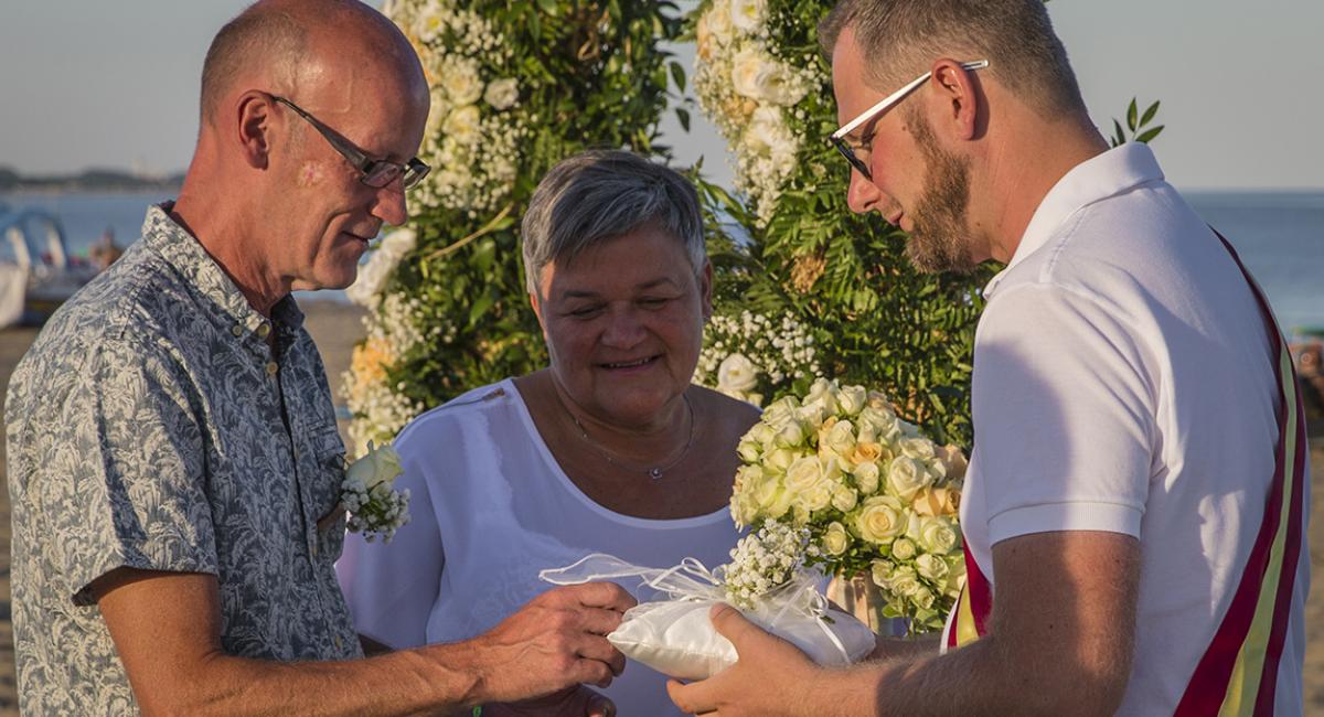 campingbryllup, Italien, Dorte og Hugo, vielse på stranden.