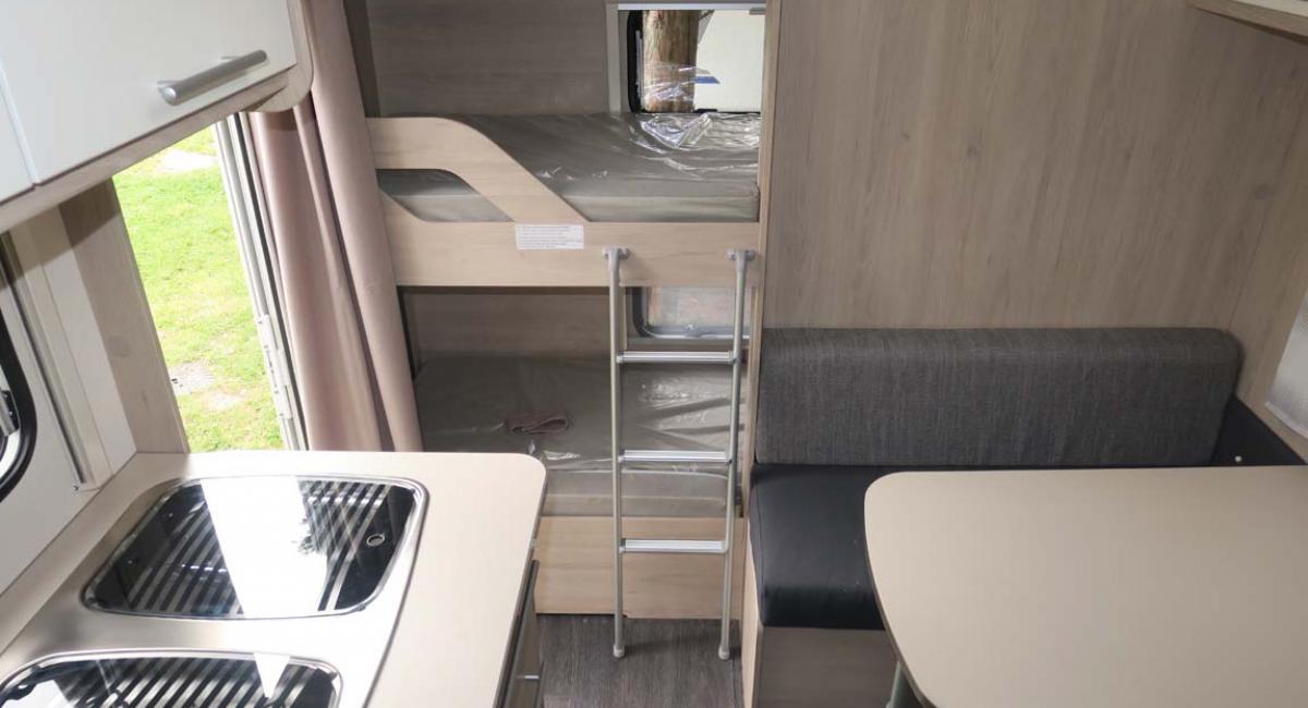 Alba fås i to køjevarianter – dels Alba 426, dels 496. Her er det Alba 426 Family, der har køjer bagest og tværstillet dobbeltseng i front. Caravelair Alba 426 Family, 2019-model, campingvogn, køjesenge