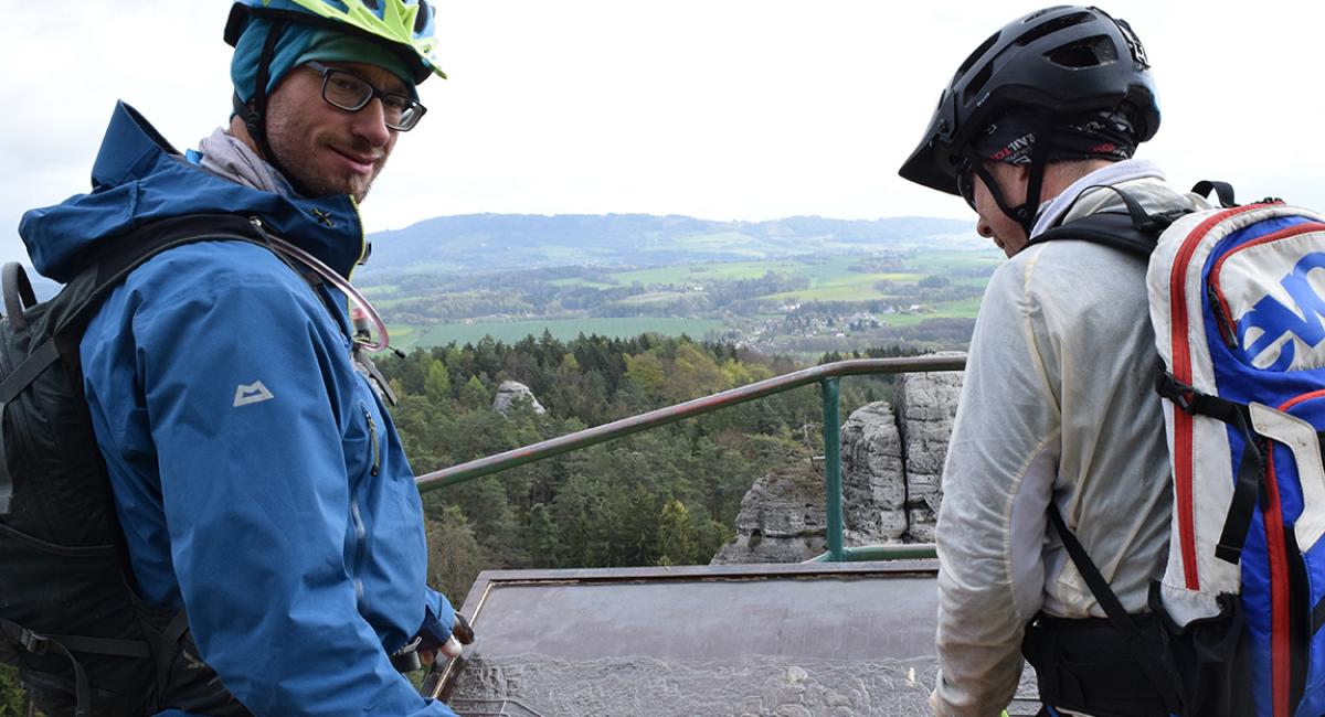Ved flere udsigtspunkter kan man orientere sig om omgivelserne på opsatte jernkort. Disse jernkort viser bjerge med navne og højde. Det bøhmiske paradis, Tjekkiet, mountainbike, jernkort