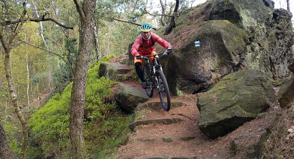 Sværhedsgraden er meget varieret. Her kommer vi forbi et spor med lidt teknik, og alle er i den syvende himmel. Det bøhmiske paradis, Tjekkiet, mountainbike