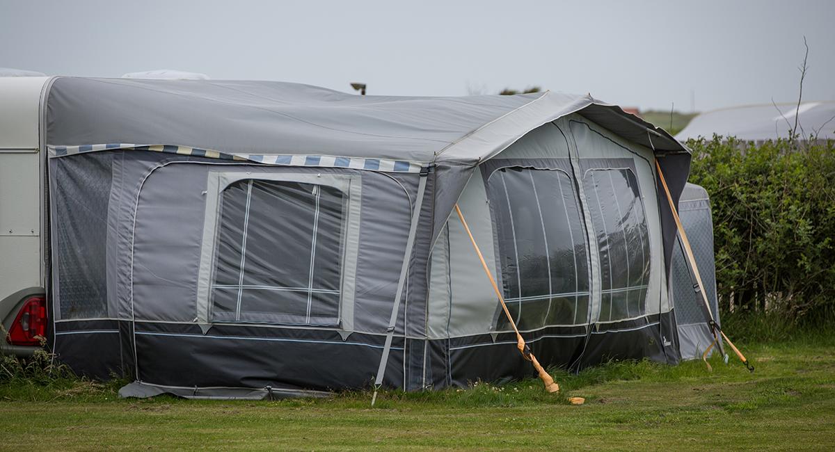 Der kan være sus i skørterne på campingpladserne, når det bliver efterår. Billedet her stammer fra DCU-Camping Vesterhav i 2015. Storm, stormsikring, orkan, blæst, fortelt, DCU-Camping Vesterhav