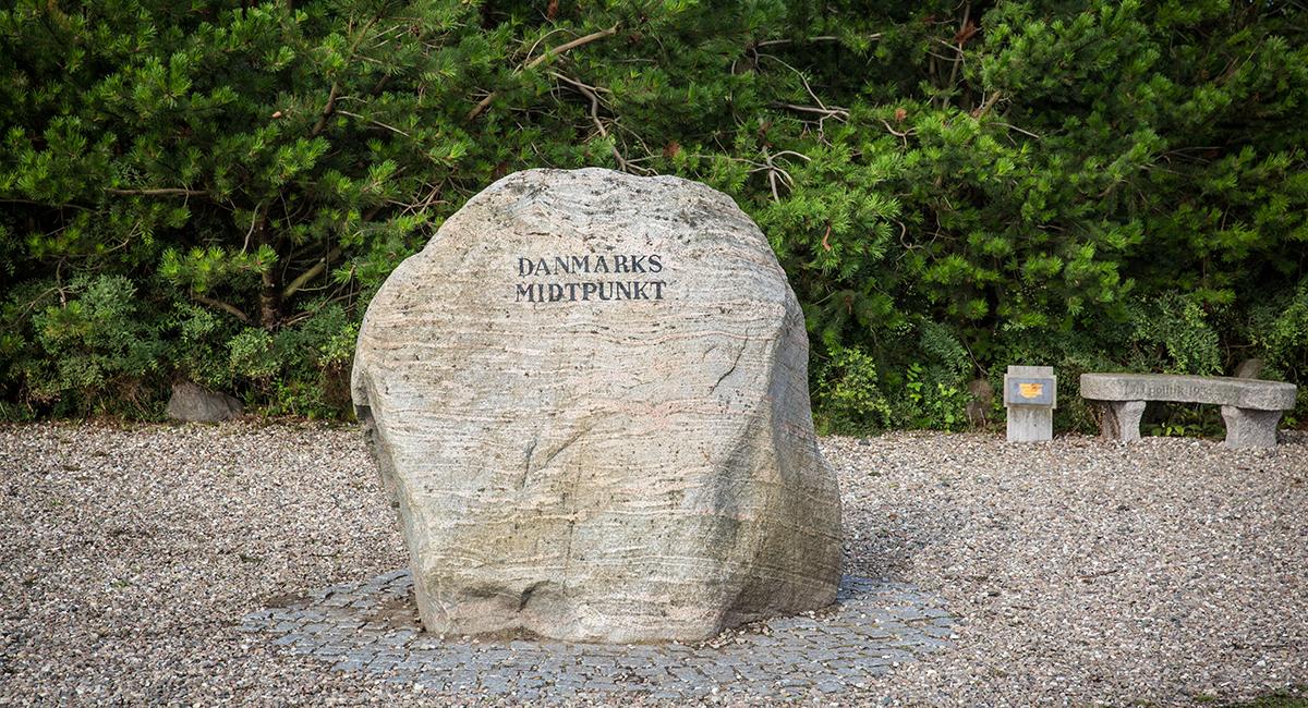 Danmarks midtpunkt ligger på Lokkemosevej lige uden for Rørvig. Danmarks midtpunkt, sten, Rørvig, Odsherred