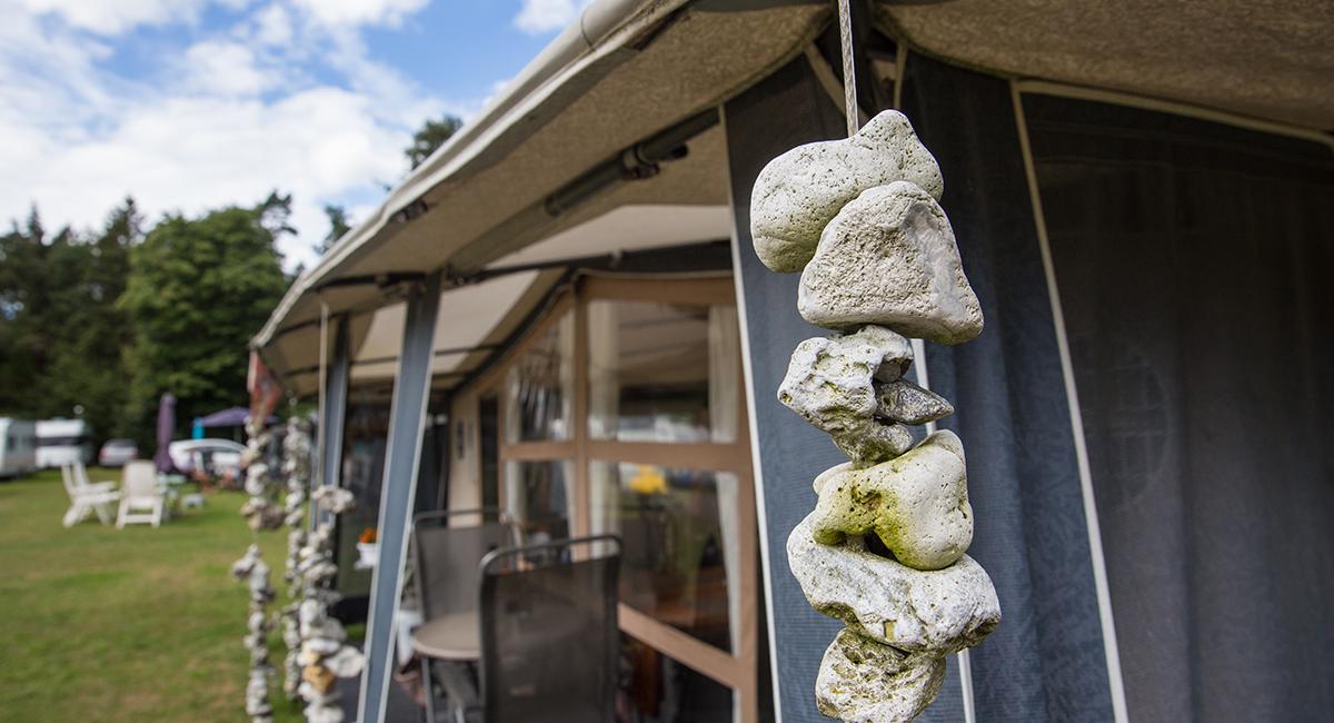 Du er altid tæt på vandet, og det ses på campingpladserne. Her på DCU-Camping Rørvig Strand. DCU-Camping Rørvig Strand, campingplads, fortelt, sten på snor