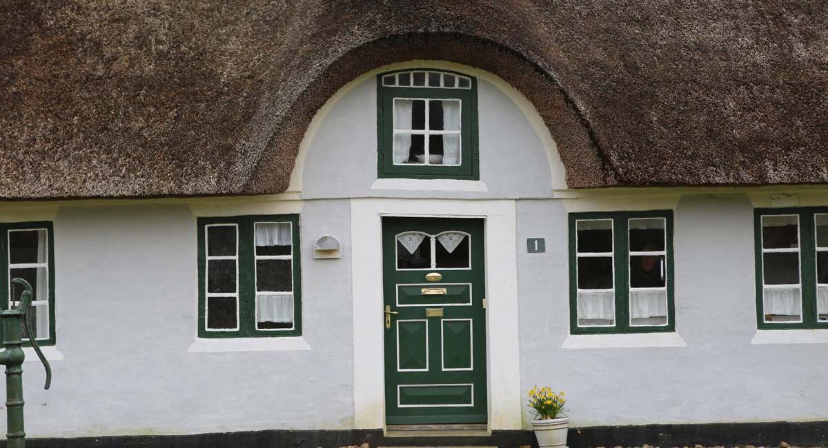 Fanøs huse er generelt særdeles smukke og velholdte. Her et eksempel på den påstand. Fanø, gamle smukke huse, stråtækt tag