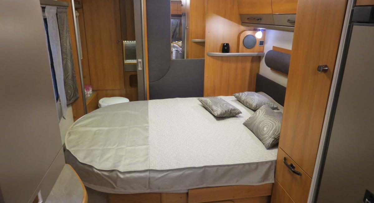 Fritstående senge i campingvognen, Eriba Nova 690 GL