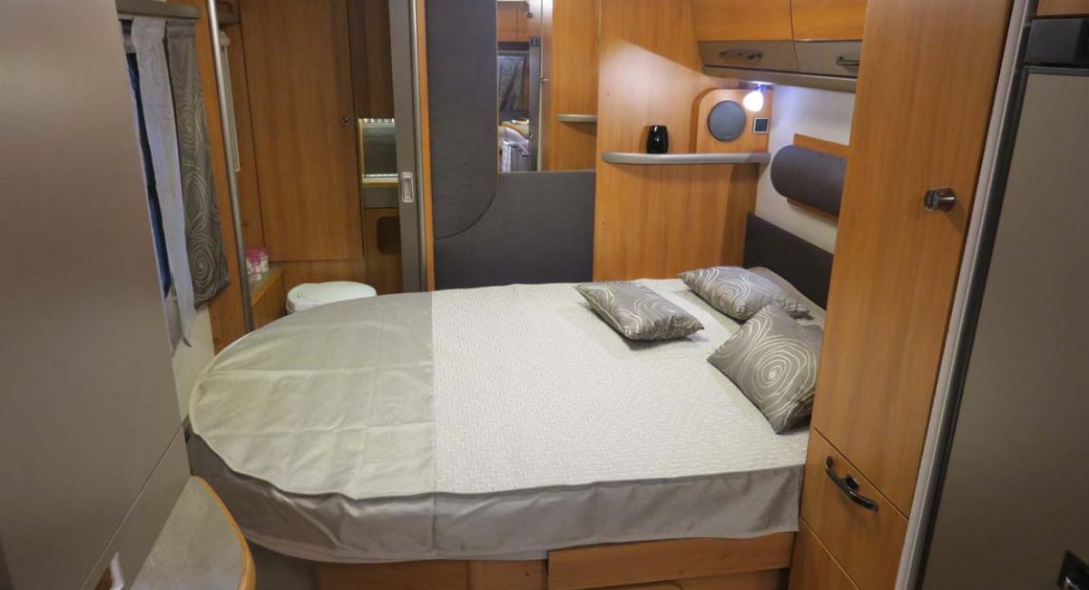 Den fritstående dobbeltseng er placeret på tværs i Eriba Nova 690 GL. Fritstående senge i campingvognen, Eriba Nova 690 GL