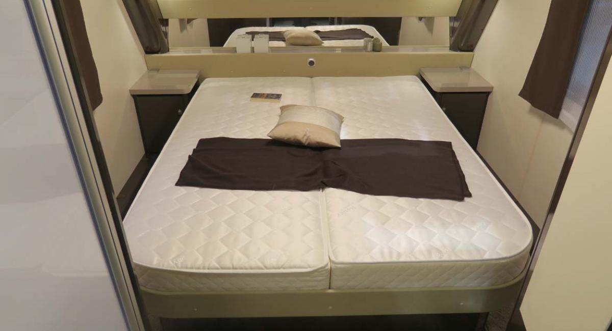 Den solide ramme om sengen betyder, at madrassen ligger stabilt. Fritstående senge i campingvognen, Hobby Premium 650 UFf