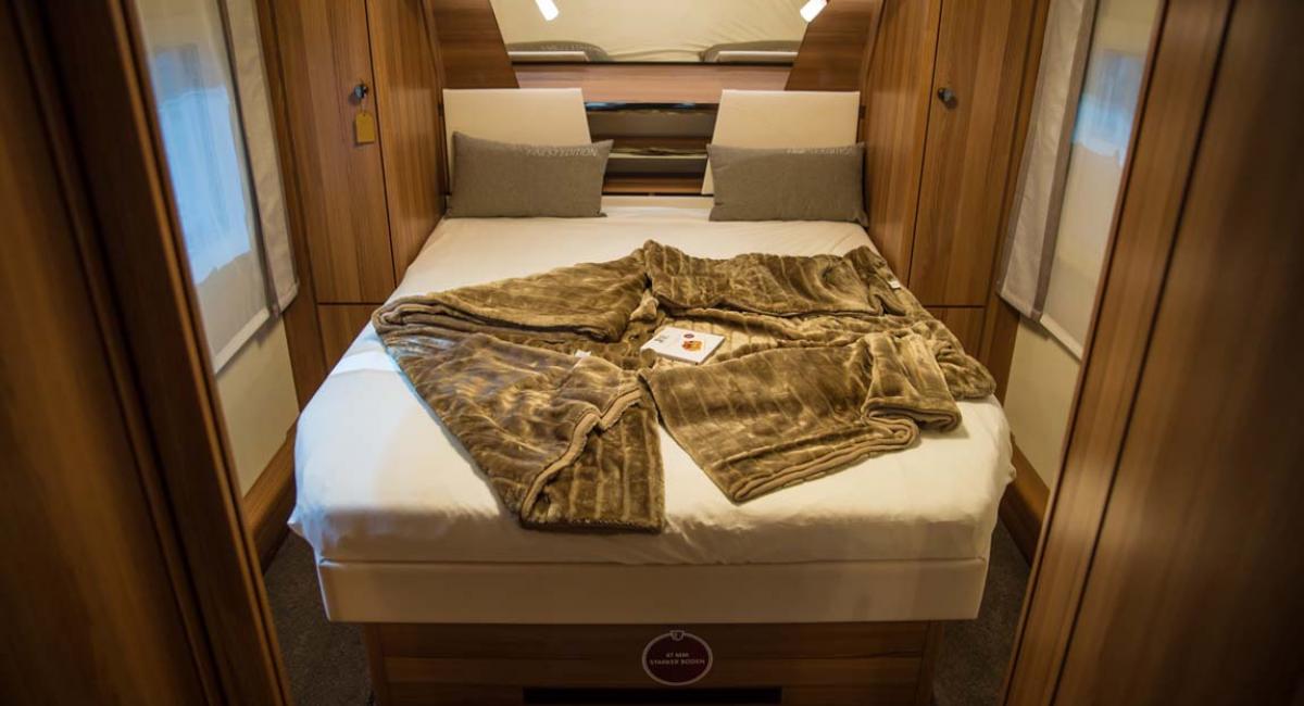 Fritstående senge i campingvognen, Tabbert Vivaldi 685 DF