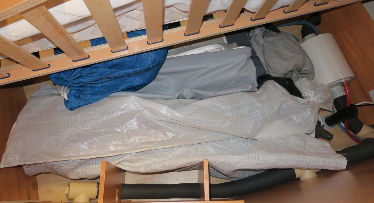 Hvis man opbevarer noget i sin vogn, når den er pakket væk for sæsonen, skal man være meget opmærksom på, at det ikke er fugtigt, og at bagagen ikke dækker for vognens tvangsudluftning. Fugt, fugttest, Køge Caravan Center, opbevaring