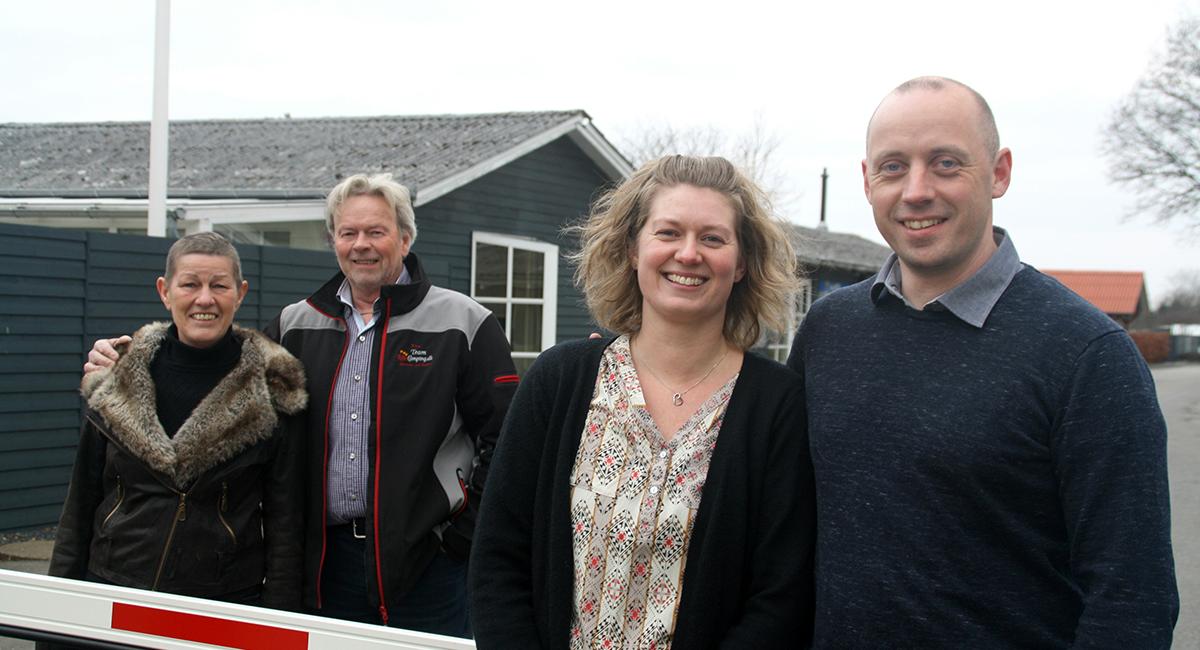 Sanne og Finn Tonnesen (t.v.) er efter 12 år som ejere af Ribe Camping nu klar til at give stafetten videre til Anne Schested Hansen og Jonas Grønbech Sørensen. Ribe Camping, generationsskifte, unge familie på fem overtager pladsen