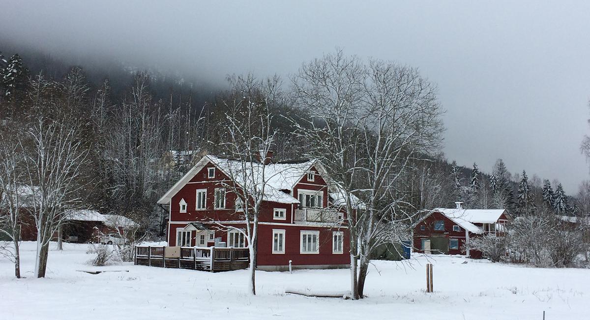 På turen fra Ski Logde til campingpladsen i Branäs ligger der de fineste svenske huse. Visit Värmland, Sverige, vind, konkurrence, hytteophold, skiresort, familieresort